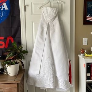 Elegant strapless wedding gown with beaded veil